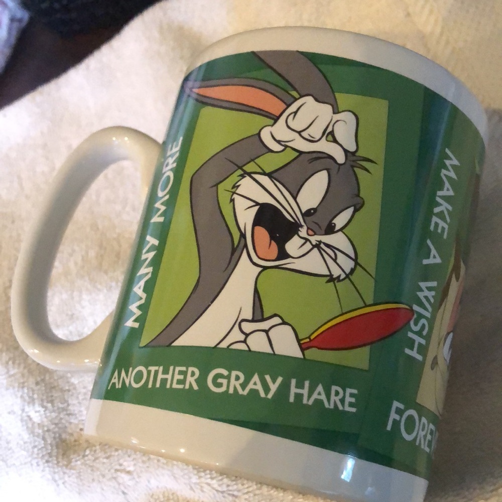 🎁Warner Bros. Bugs Bunny & Friends Birthday Celebration mug for the young @ ♥️